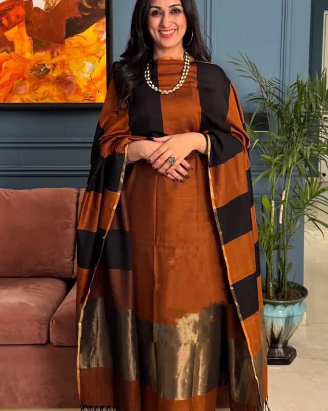 Exclusive Banarasi Unstitched Salwar kameez with Dupatta🦋*   *BANARASI SUIT*cotton suit  *TOP- cotton with zari stripe   *DUPATTA- cotton with zari patta cotton  *BOTTOM-* cotton plain  *2.50 meter each*