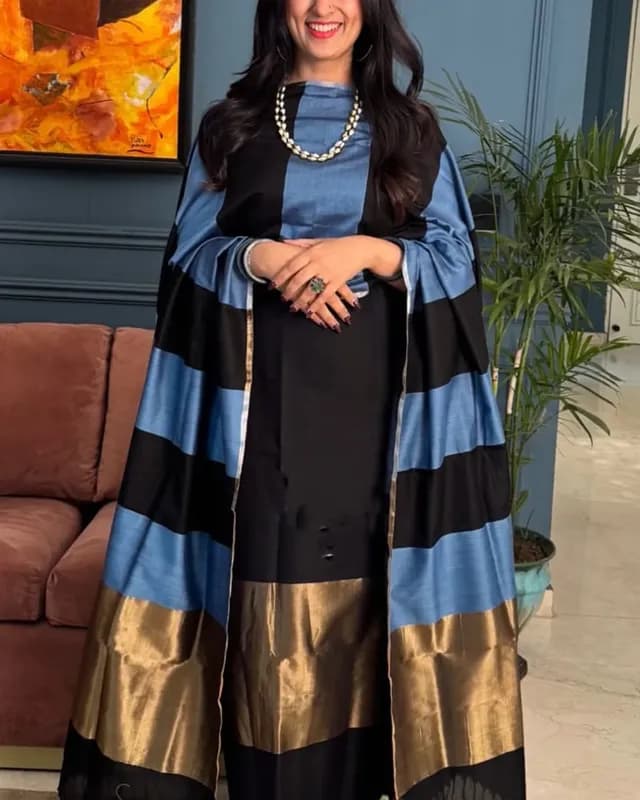 Exclusive Banarasi Unstitched Salwar kameez with Dupatta🦋*   *BANARASI SUIT*cotton suit  *TOP- cotton with zari stripe   *DUPATTA- cotton with zari patta cotton  *BOTTOM-* cotton plain  *2.50 meter each*