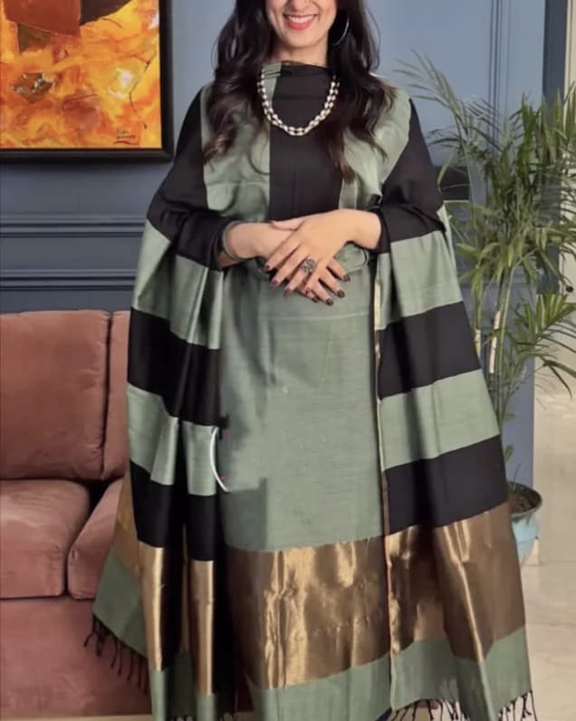 Exclusive Banarasi Unstitched Salwar kameez with Dupatta🦋*   *BANARASI SUIT*cotton suit  *TOP- cotton with zari stripe   *DUPATTA- cotton with zari patta cotton  *BOTTOM-* cotton plain  *2.50 meter each*